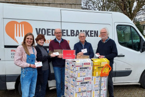 PvdA Amstelveen overhandigt cadeaukaarten aan de Voedselbank